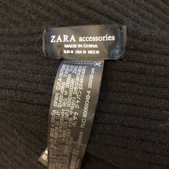 ZARA Black Minimalist Contemporary Winter Knitted Scarf Accessories. - Picture 2 of 9